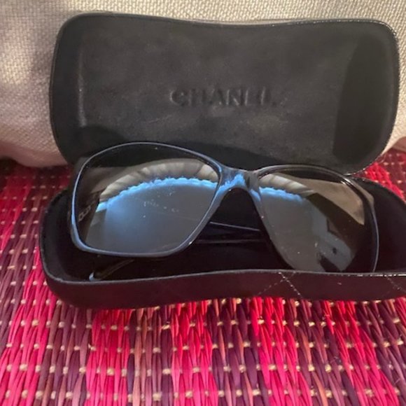 Preowned Women's Chanel sunglasses in tortoise color